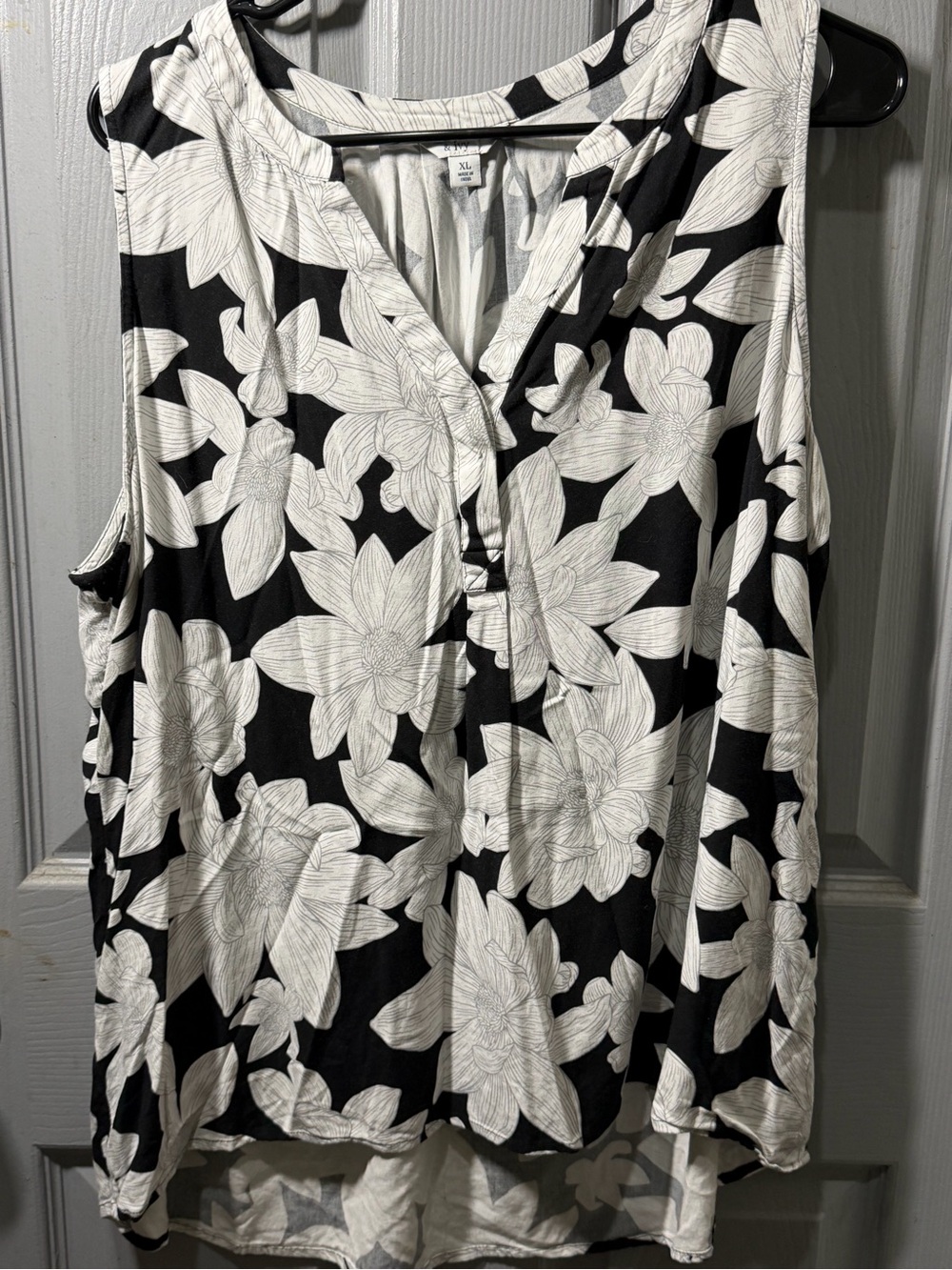crown & ivy Black and White Floral Sleeveless V-Neck Camisole